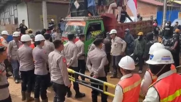 Ratusan Warga Wolo Kolaka Unjuk Rasa dan Geruduk  Lokasi Pembangunan Smelter PT Ceria Nugraha Indotama di Kolaka